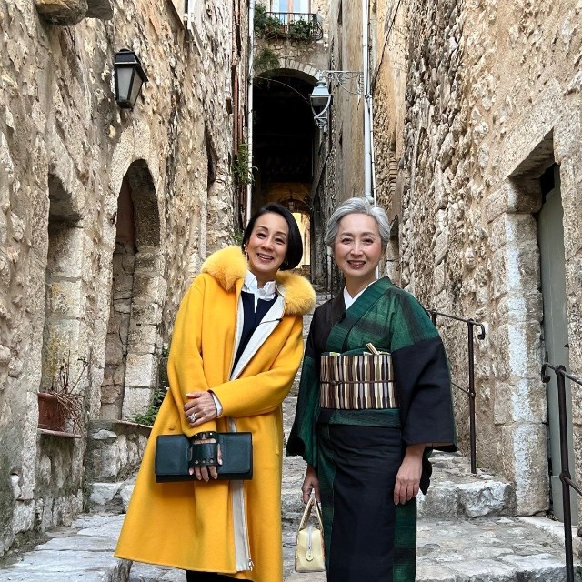 近藤サトさん「フランスの中村江里子さん（同期入社）を訪ねました」（本人の公式Xから）