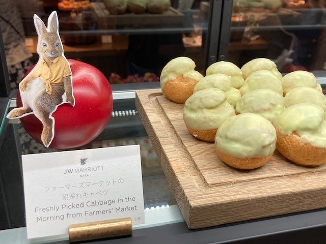 映画「ピーターラビット2／バーナバスの誘惑」公開を記念した「JW マリオット・ホテル奈良」のアフタヌーンティーブッフェ（提供）