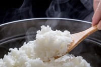 炊き立てのご飯をにぎる時にもクッキングシートが活躍※画像はイメージです（kazoka303030/stock.adobe.com）