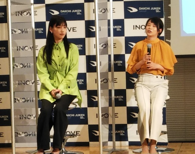 初仕事でショートヘアを初披露した高木さん（右）