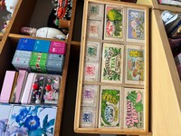 シンガポールで大量購入した紅茶の木箱で作った極小箪笥（宮内元子さん提供）