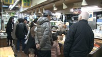 大みそか正月用品求め岡山市の市場にぎわう縁起物のブリが特に人気　岡山市