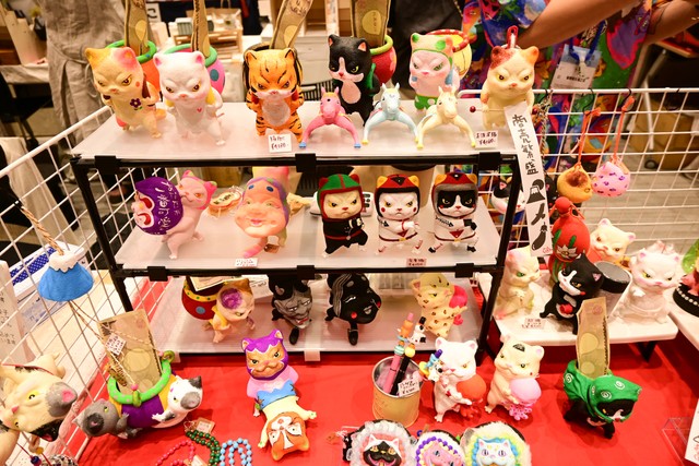 キッチュでポップでカラフルなフィギュアがいっぱい