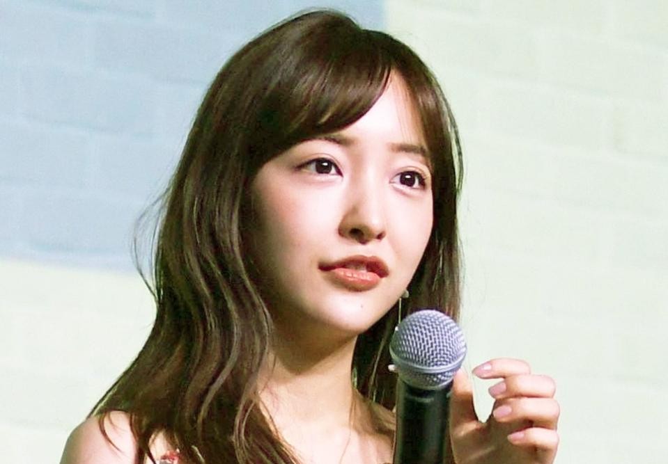 板野友美 産後1カ月と思えぬスタイル 超ミニボトムで美脚披露