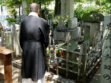 上野博士の墓に、妻の遺骨を合葬　隣はハチ公の碑