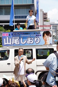 山尾志桜里氏の応援演説にかけつけた漫画家・小林よしのり氏