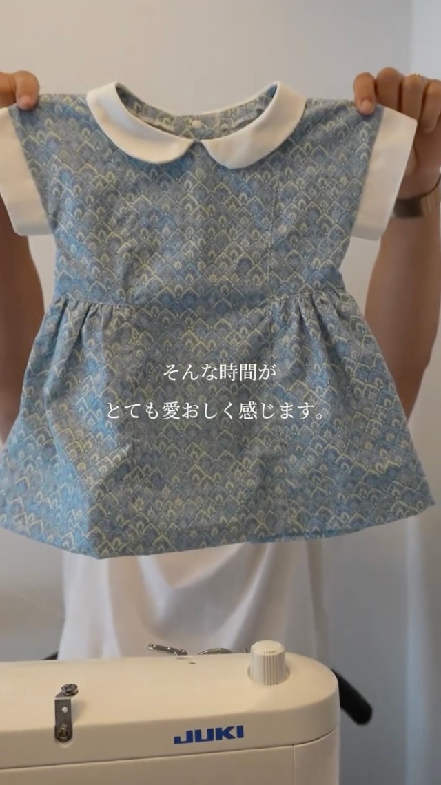 水色の小花柄に白い襟を合わせた手作りワンピース／「ラガーマンパパの裁縫部屋｜神野プーパッポン」さん（@sakurako_3046）提供
