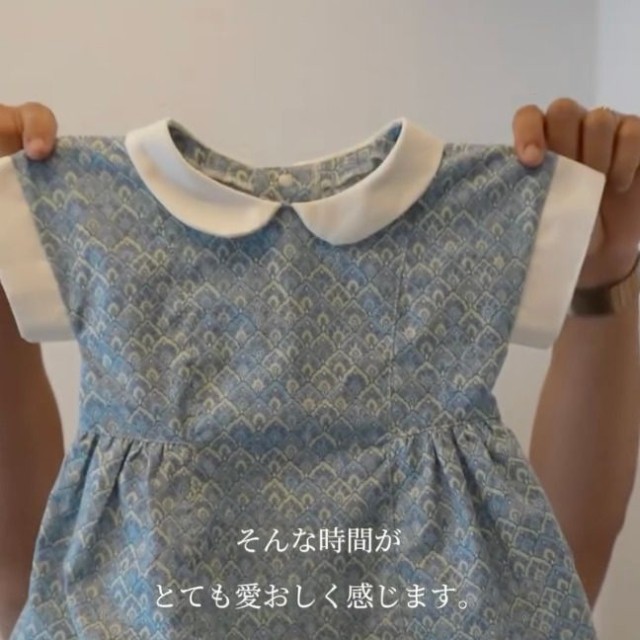 水色の小花柄に白い襟を合わせた手作りワンピース／「ラガーマンパパの裁縫部屋｜神野プーパッポン」さん（@sakurako_3046）提供