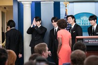 米ホワイトハウスの記者会見室を去るBTSのメンバーたち