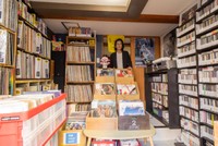 内観。民家の三畳ほどの玄関を改装したスペースに、所せましと並ぶレコードやCDたち