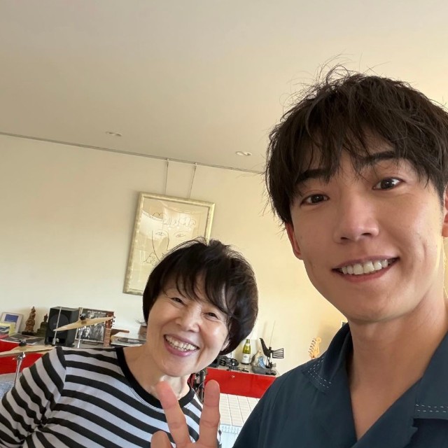 ヴァイオリニストのTAIRIKさん（右）と栗原はるみさん（本人のインスタグラムから）
