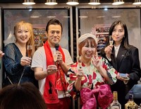イベントで一堂に会した（左から）山田まりや、アントニオ小猪木、浜田ブリトニー、斉藤りえ氏＝＝東京・浅草の「CＡＦＥオカオカ」