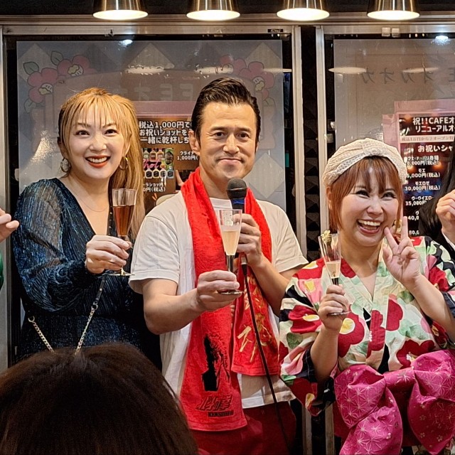 イベントで一堂に会した（左から）山田まりや、アントニオ小猪木、浜田ブリトニー、斉藤りえ氏＝＝東京・浅草の「CＡＦＥオカオカ」