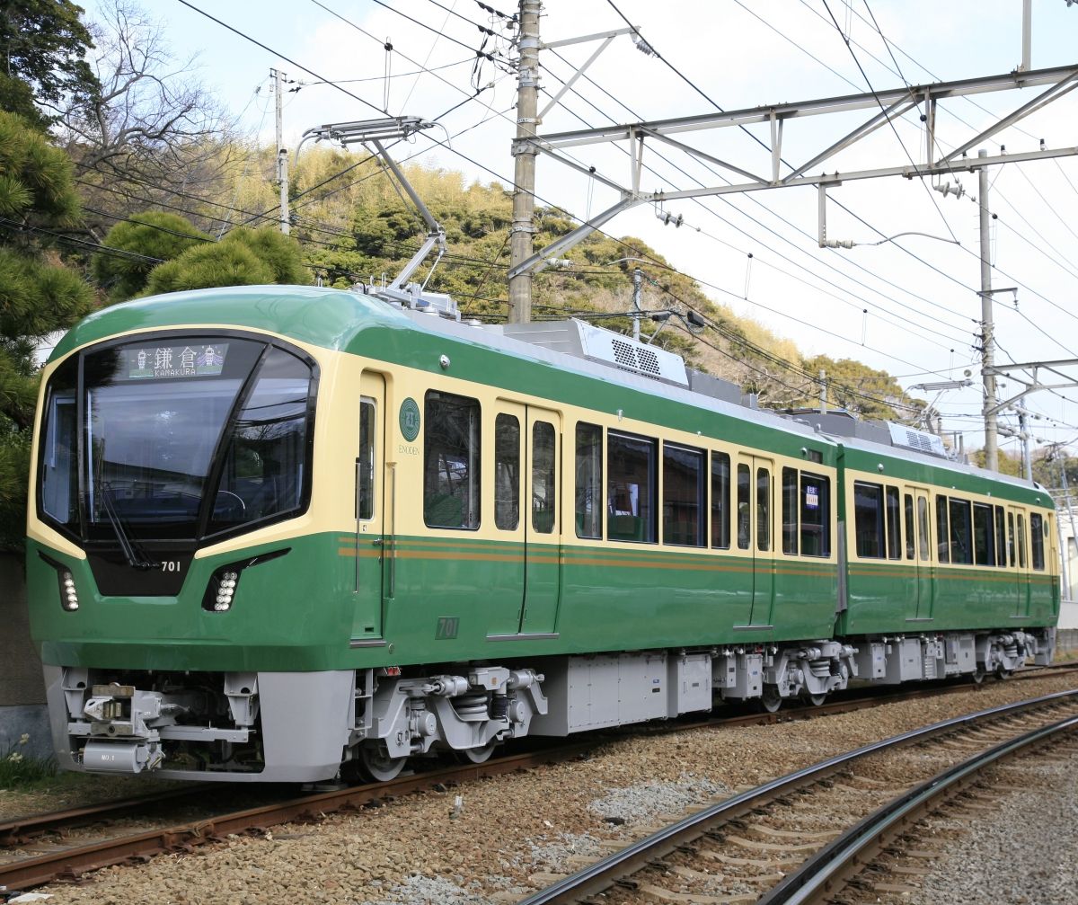 江ノ電20年ぶりの新型車両が登場！シート配置はなぜ海側だけ「向かい