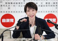 ２月８日夜、自民党の「圧勝」となった衆院選の結果を受け、満面の笑みで会見する高市早苗首相＝都内の自民党本部