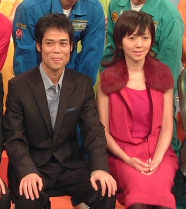 名倉潤（左）と渡辺満里奈＝2004年