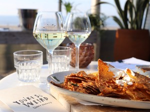 昼間でも白ワインを注文する彼。彼のためにワインを選ぶ幸せな時間