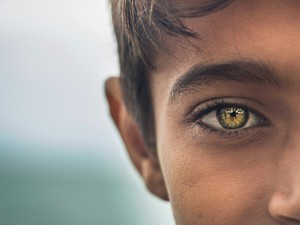 私の目と髪は人と違う。嫌だったからこそ見えてきたことがある