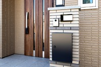 ちょうど玄関前に郵便局員がいるのに気づいたのに……。写真はイメージです（moonrise/stock.adobe.com）