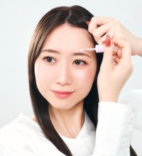 前髪用のスタイリング剤「マトメージュ　前髪グルー」。前髪をとめたい部分に塗布する（ウテナ提供）