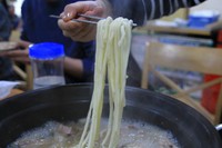 〆はカルグクスを煮込んで、スープと一緒に召し上がれ。