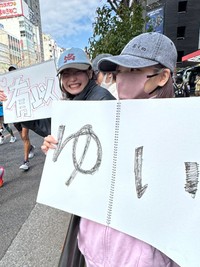 小栗有以さんを沿道で応援するAKBメンバー＝倉野尾成美さん（@Kuranoo_Narumi_）のXより