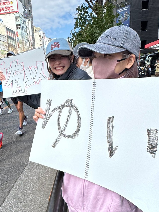 小栗有以さんを沿道で応援するAKBメンバー＝倉野尾成美さん（@Kuranoo_Narumi_）のXより