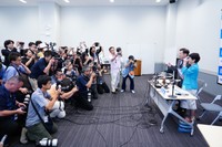 大勢の報道陣に囲まれるラサール石井と社民党・福島瑞穂氏