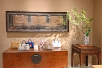 奥のサロンには、和装バッグやアンティークの髪飾りなどが品よく置かれています