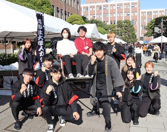 再スタートを切った「人力俥友之会」の部員ら（京都市上京区・同志社大今出川キャンパス）
