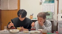 ハンバーグを絶賛するりつこさん／投稿主さん提供