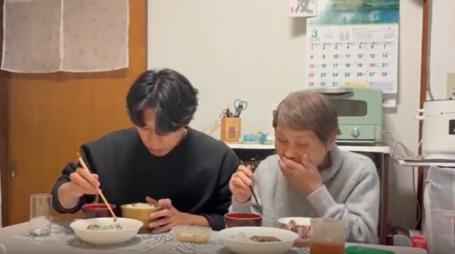 ハンバーグを絶賛するりつこさん／投稿主さん提供