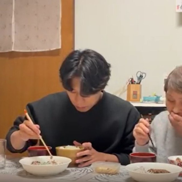 ハンバーグを絶賛するりつこさん／投稿主さん提供