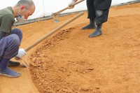 土俵の縁を丁寧に整える