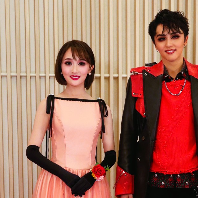宝塚　星組「花より男子Ⅱ」トップスター暁千星（右）とトップ娘役・詩ちづる＝御園座