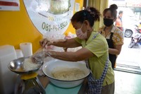 できたてのカオニャオを持ち帰り用の袋に詰めていた＝４日、バンコク、翁長忠雄撮影