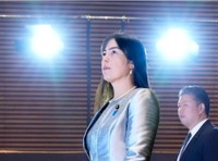 皇居での認証式を前に首相官邸に入る小野田紀美経済保安相＝21日