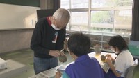 小学6年生の卒業制作を指導する速水さん
