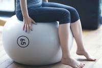 そのバランスボール、大丈夫？※画像はイメージです（metamorworks/stock.adobe.com）