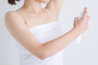 制汗剤や香りで“フタをする”ことの落とし穴（photoACより「FineGraphics」さん撮影、イメージ画像）