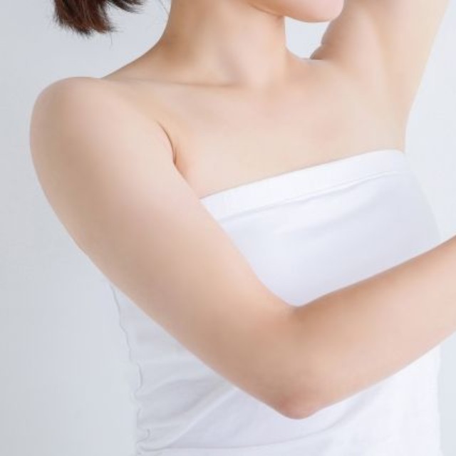 制汗剤や香りで“フタをする”ことの落とし穴（photoACより「FineGraphics」さん撮影、イメージ画像）