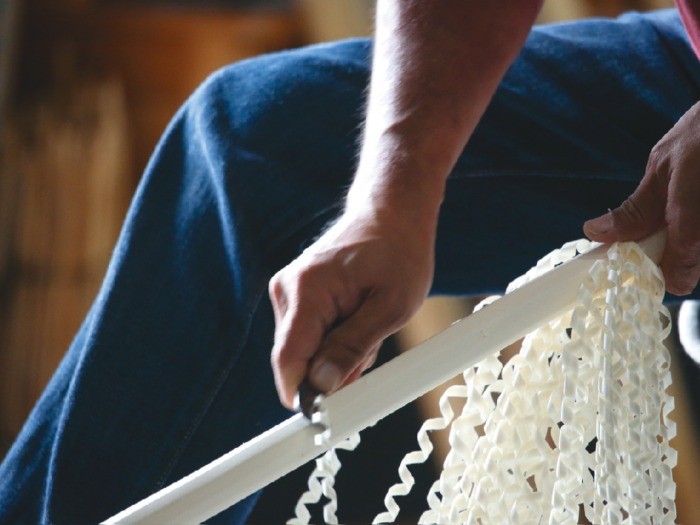 イナウは儀式のたびに作られる。ヤナギやミズキなど白い肌の木の皮を剥ぎ、その表面を根元から先端に向けて小刀で何度も削る