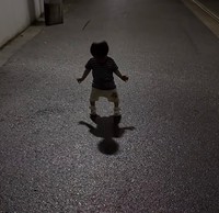 この黒いのは何？影に突然気づいちゃった…（提供：@chinsenagoさん）