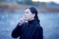 謎の女性・うららを演じた臼田あさ美＝（Ｃ）２０２１映画「ムーンライト・シャドウ」製作委員会