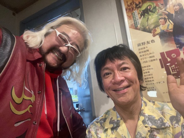 河崎実監督（右）とタッグを組んだ「怪獣プロレス」の矢口壹琅代表（雷神矢口）。最新映画「怪獣天国」に全面協力した