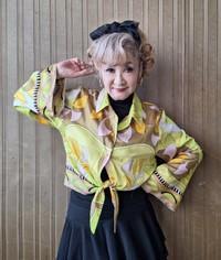 私服姿でポーズを取る歌手の平山みき＝都内の東京キネマ倶楽部