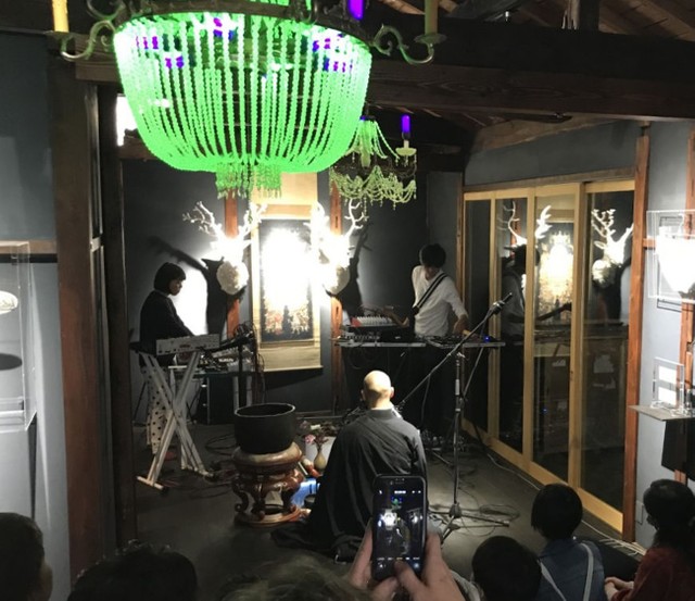 現代美術作品が並び、シンセサイザーの音が流れる中で執り行われた「コンテンポラリー法要」（南丹市八木町神吉・夢）＝米谷健さん提供）
