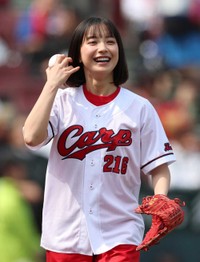 マウンドで笑顔を見せる藤﨑ゆみあ