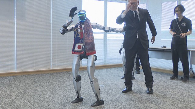 「代官ばやし」踊りを踊るロボット