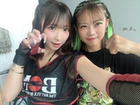 「ヤングマガジン」第46号に登場したChara（左）と姉・藤原乃愛。藤原乃愛はWBCムエタイ世界ミニフライ級王者だ
